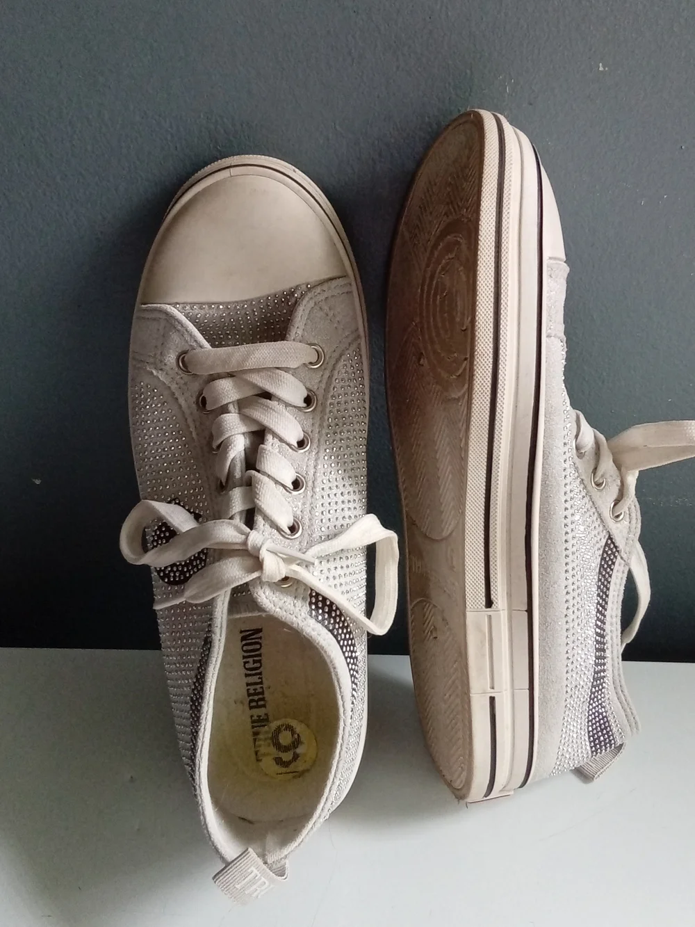 True Religion Rhinestone Embellished Low Top Sneaker Cream Horseshoe Logo Mens 9